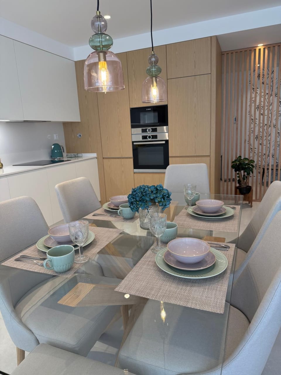 Kitchen or kitchenette, Dining area