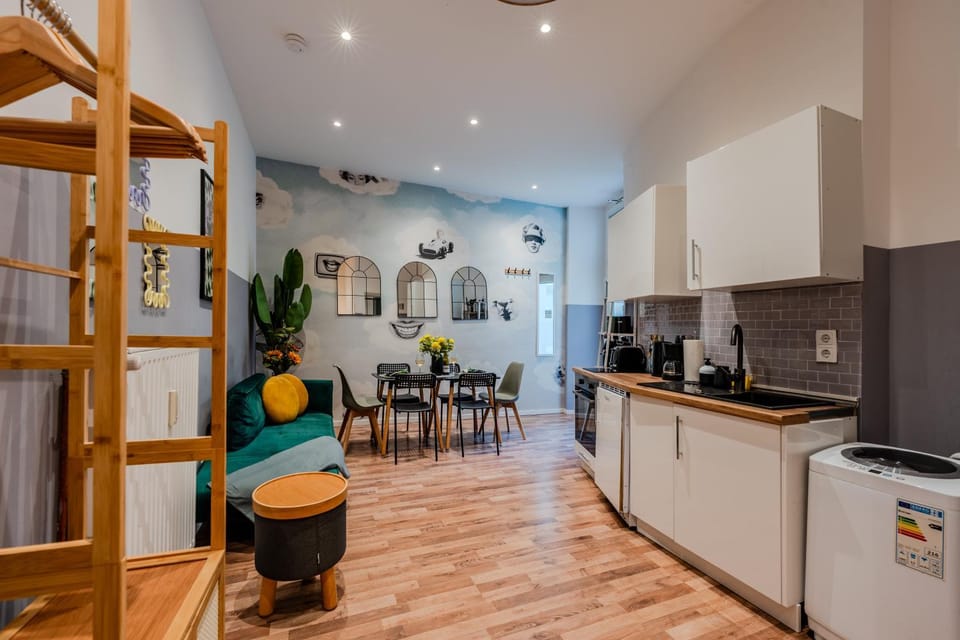 Kitchen or kitchenette, Living room, Seating area, Dining area