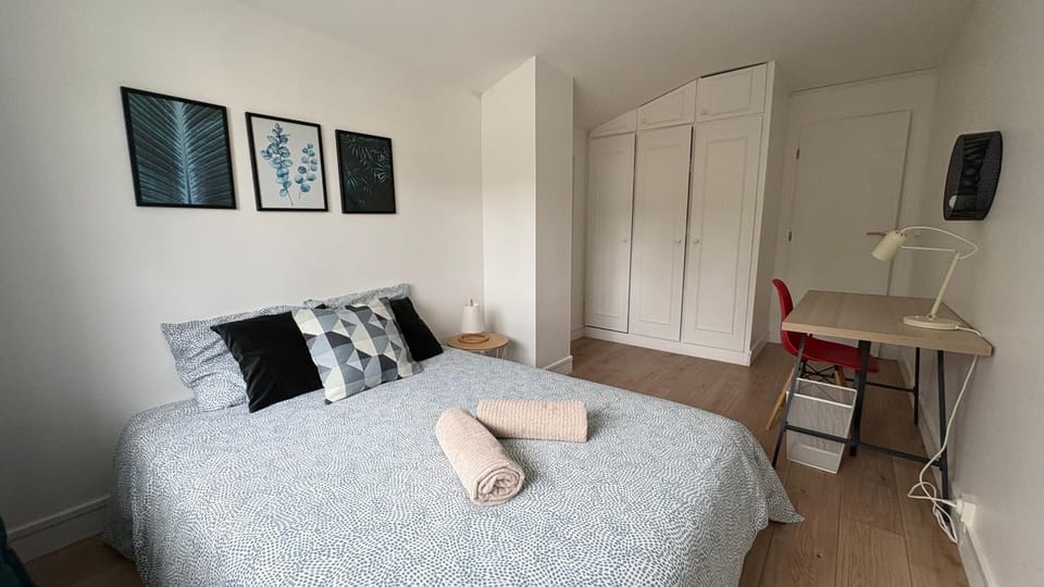 Bed, Photo of the whole room, Seating area, Bedroom, wardrobe