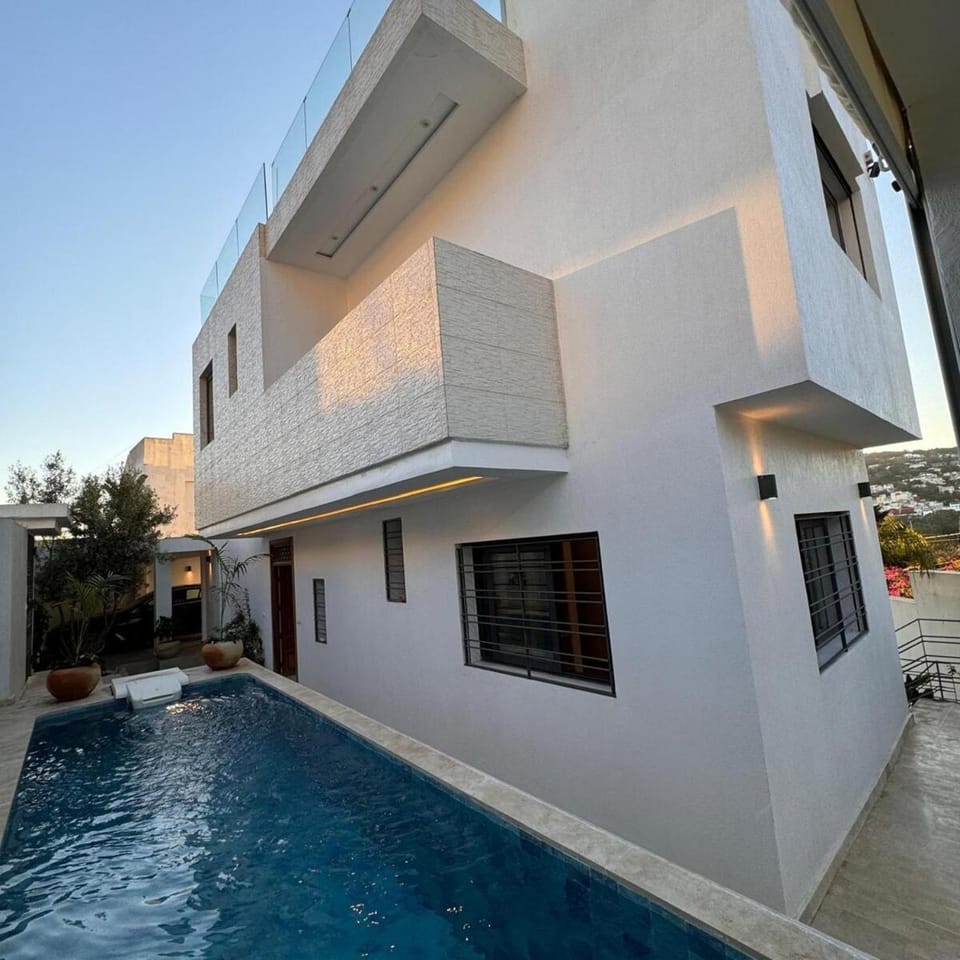 Villa avec piscine vue mer centre ville quartier résidentiel très calme Villa in Tangier