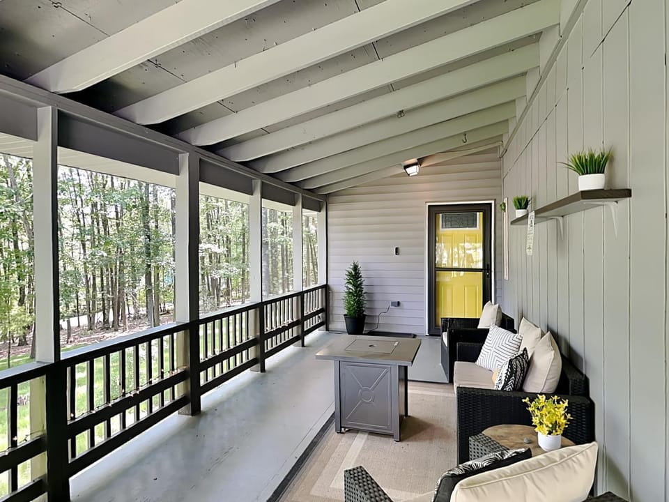 In The Middle House in Deep Creek Lake