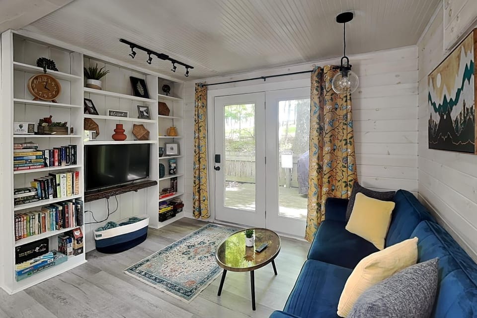 TV and multimedia, Living room, Seating area, furniture