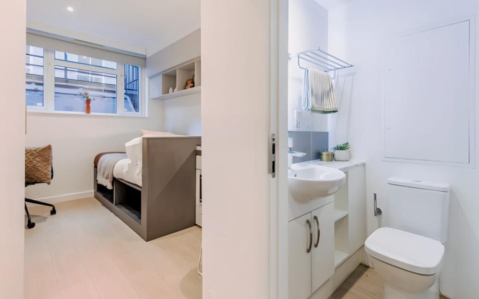 Bed, Bathroom, Photo of the whole room, Bedroom