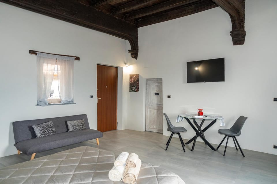 TV and multimedia, Living room, Seating area, Dining area