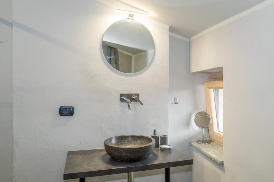 Bathroom, hair dryier, towels