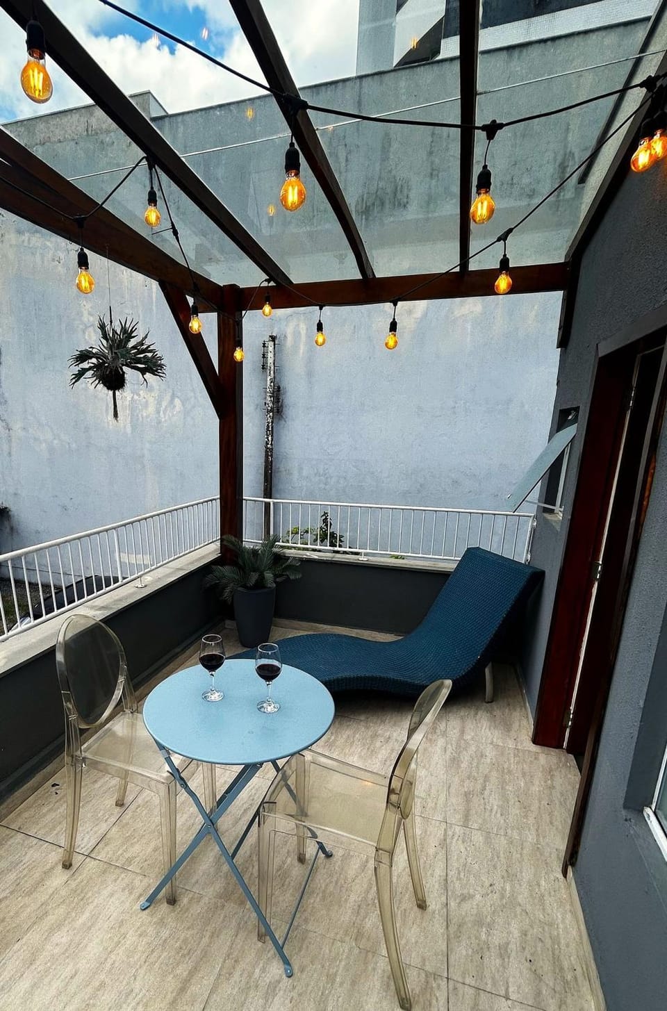 Solarium, Area and facilities