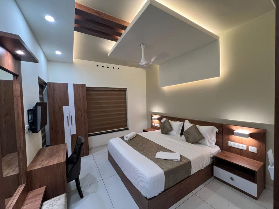 Bed, TV and multimedia, Bedroom