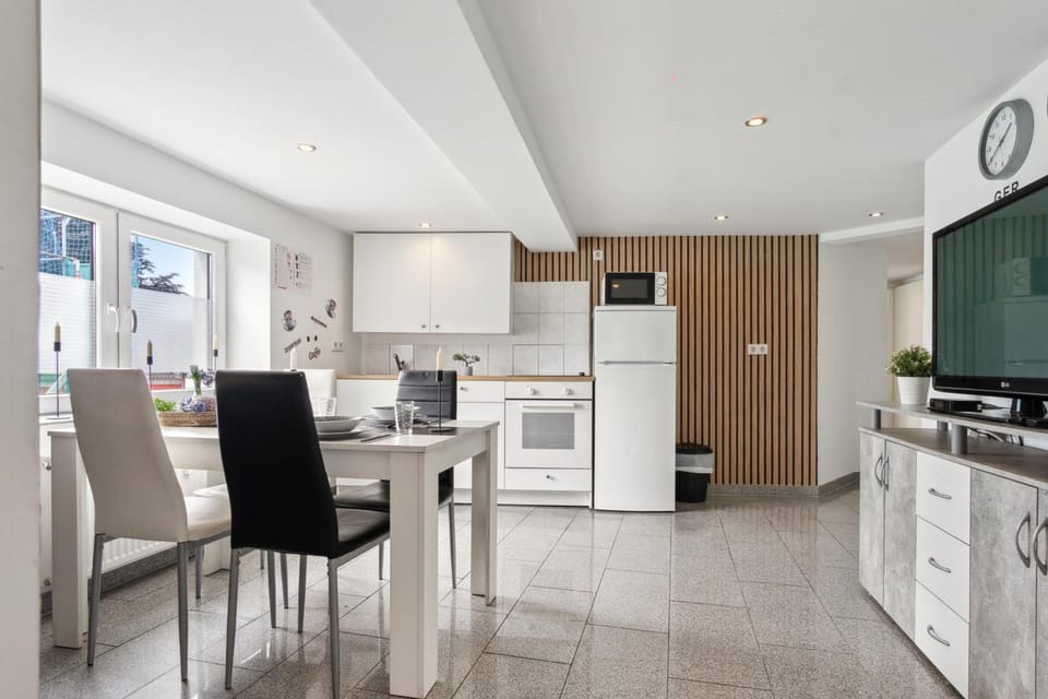 TV and multimedia, Kitchen or kitchenette, Dining area, oven, stove
