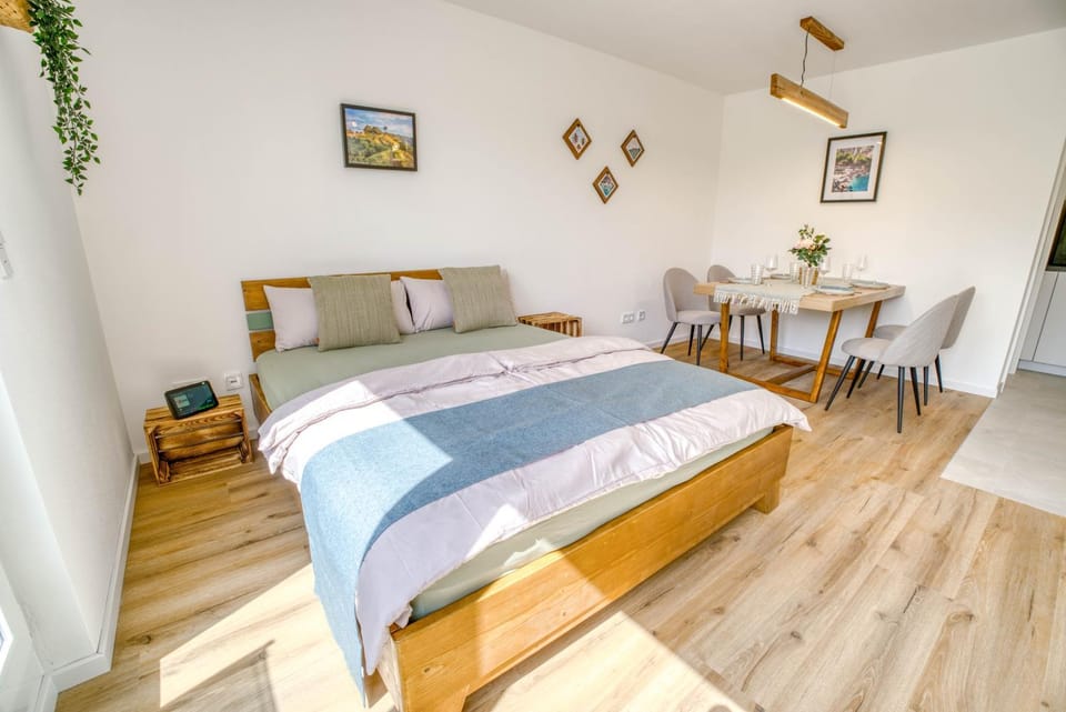 Bed, Living room, Photo of the whole room, Seating area, Dining area