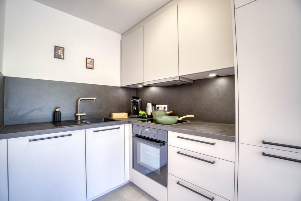 Coffee/tea facilities, Kitchen or kitchenette, dishwasher, oven, stove, toaster
