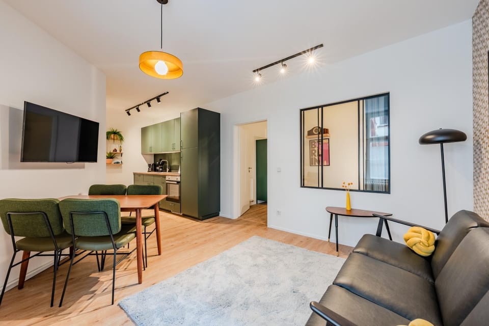 TV and multimedia, Kitchen or kitchenette, Living room, Seating area, Dining area