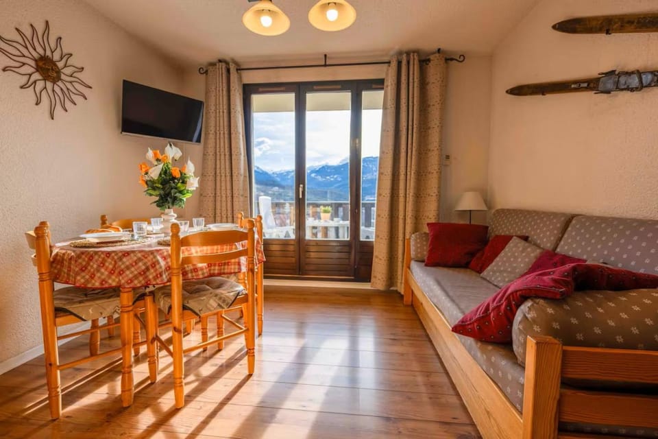 Natural landscape, TV and multimedia, View (from property/room), Balcony/Terrace, Living room, Seating area, Dining area, Mountain view