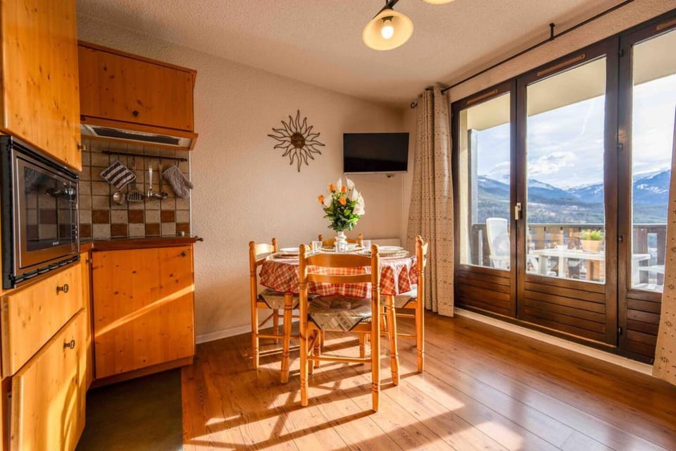 Natural landscape, TV and multimedia, Kitchen or kitchenette, Dining area, Mountain view