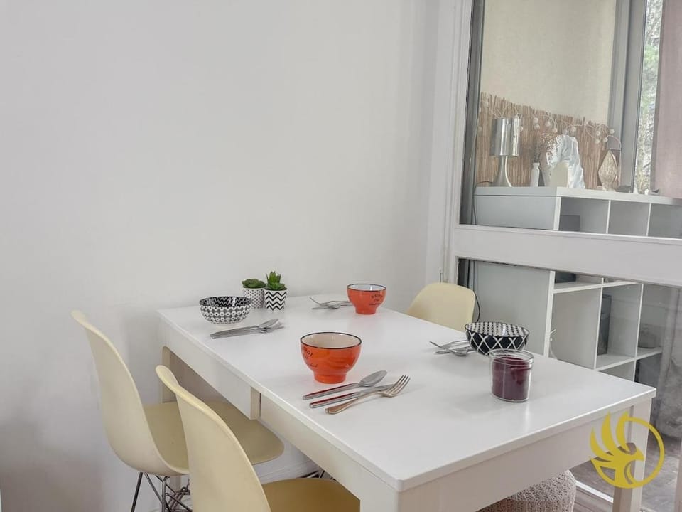 Food and drinks, Dining area, Food, Drinks