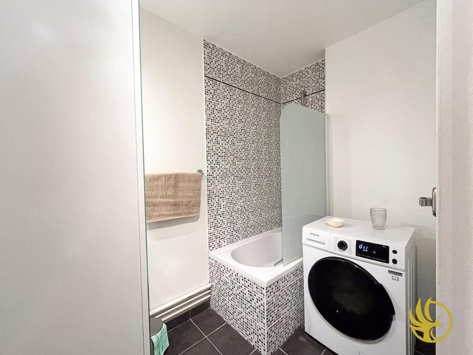 Bathroom, towels