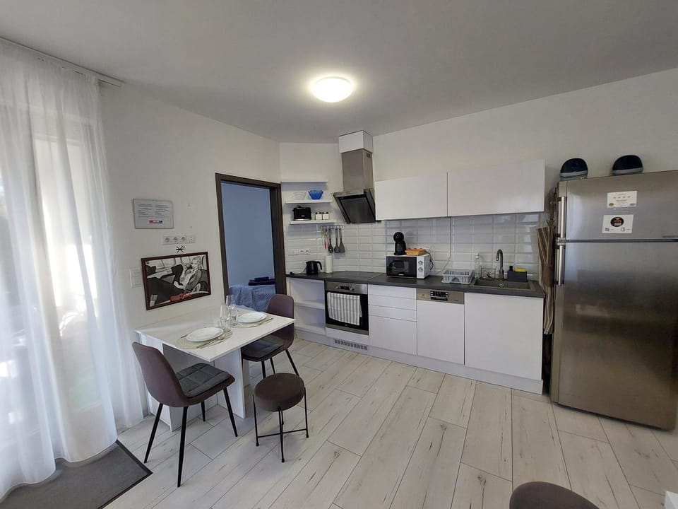 Coffee/tea facilities, Kitchen or kitchenette, Dining area, dishwasher, oven, stove, toaster