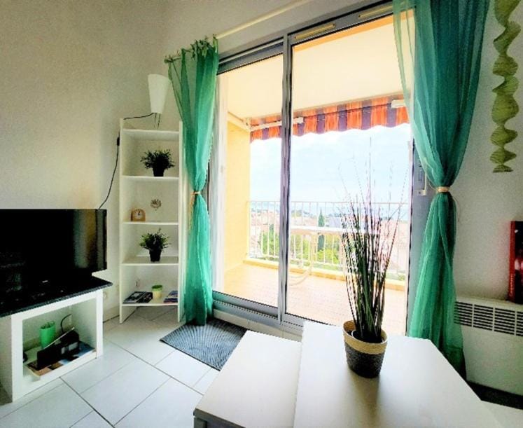 Communal lounge/ TV room, Balcony/Terrace