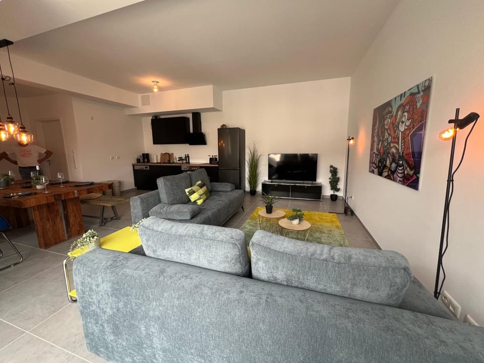 TV and multimedia, Living room, Seating area, Evening entertainment