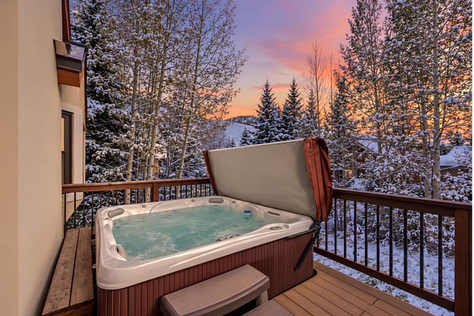 Matterhorn Haven LUXE Vail Retreat w Hot Tub House in Vail