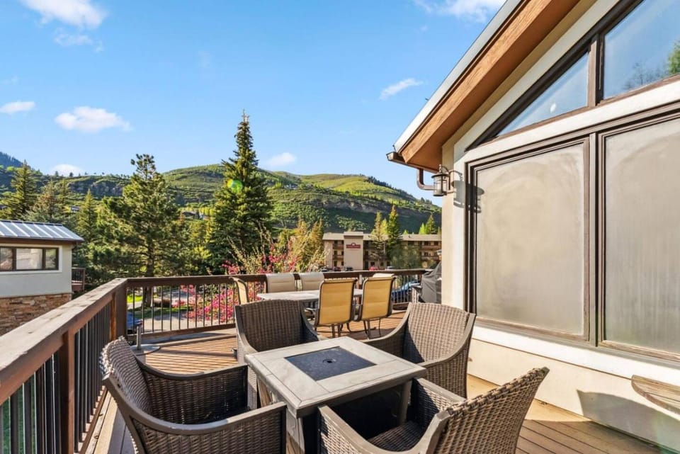 Matterhorn Haven LUXE Vail Retreat w Hot Tub House in Vail