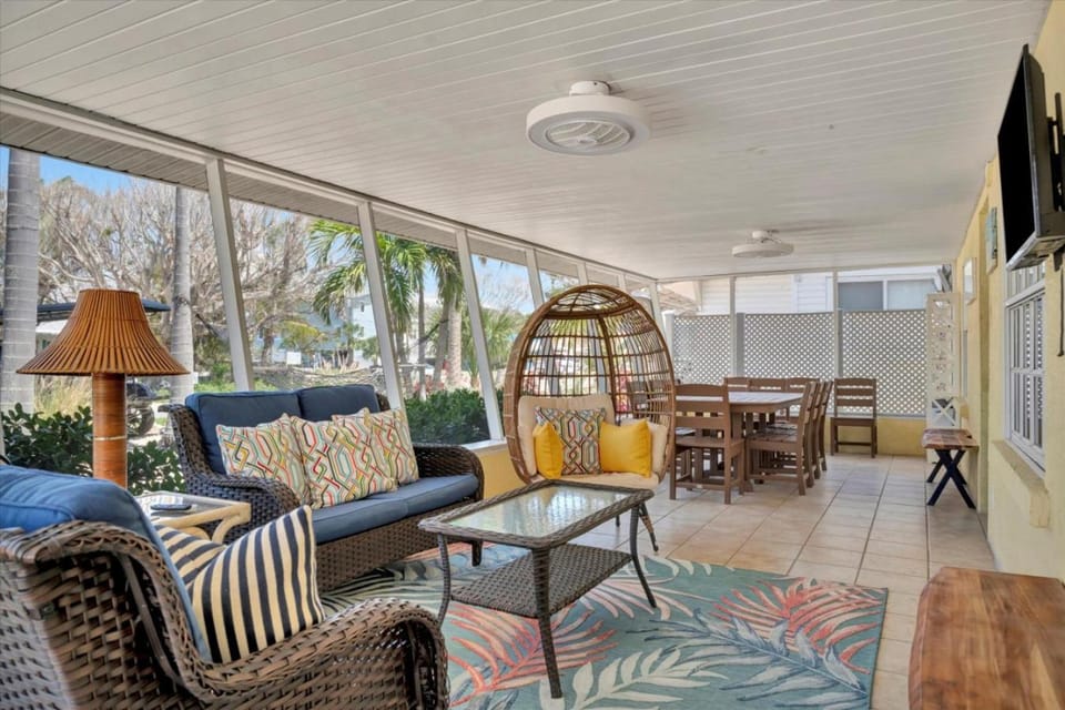 Patio, TV and multimedia, Seating area, Dining area