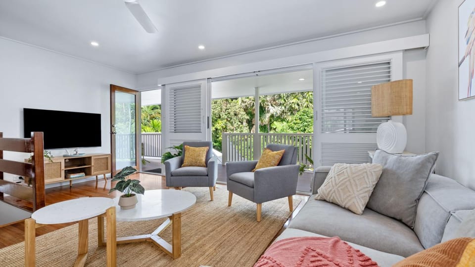 Botanica View Spacious Edge Hill Home with Pool and Views House in Edge Hill