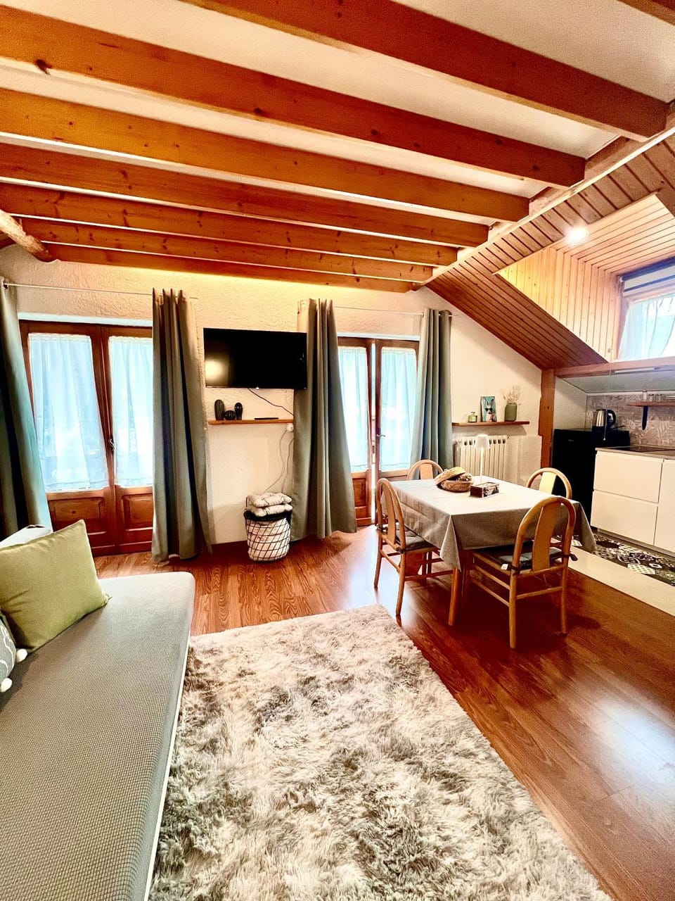 Dining area, kitchen