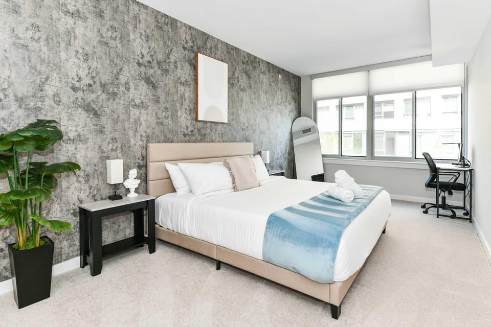 Urban 2BR Oasis with Scenic Rooftop and Gym Apartment in Crystal City