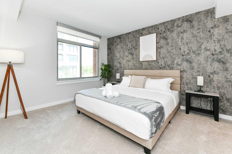 Urban 2BR Oasis with Scenic Rooftop and Gym Apartment in Crystal City
