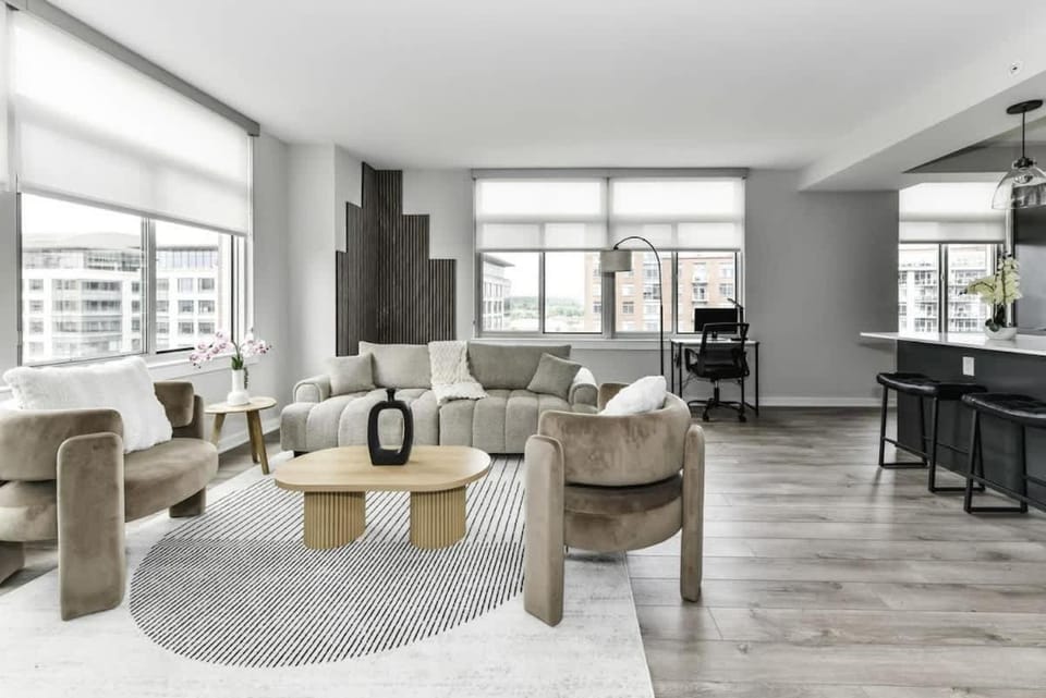 2BR Urban Retreat Gym Parkng and Scenic Rooftop Apartment in Crystal City