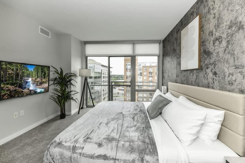 2BR Urban Retreat Gym Parkng and Scenic Rooftop Apartment in Crystal City