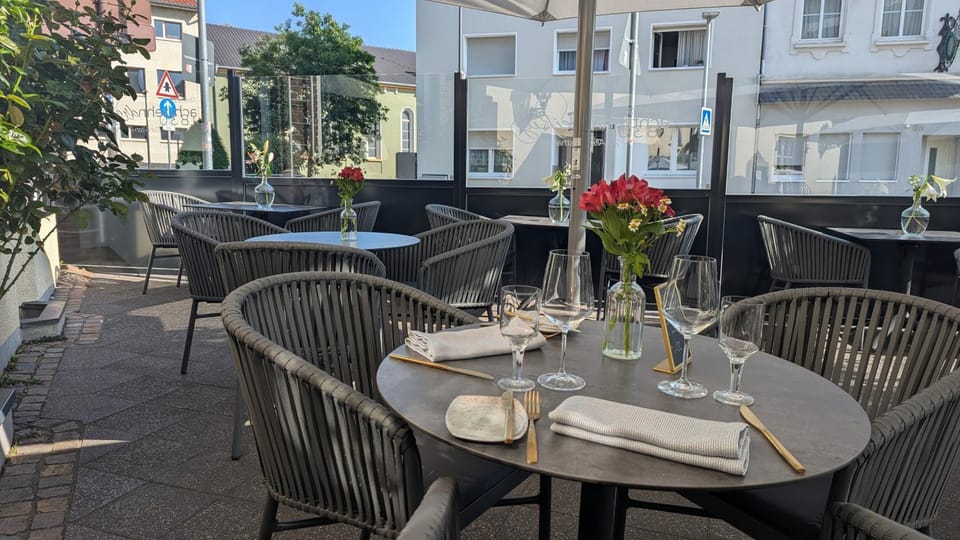 Restaurant/places to eat, Balcony/Terrace