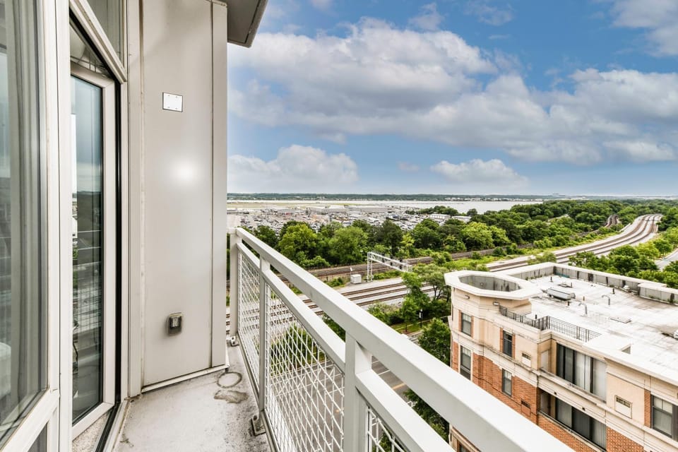 2BR Planespotter's Dream - Watch Planes fr King Bed Apartment in Crystal City