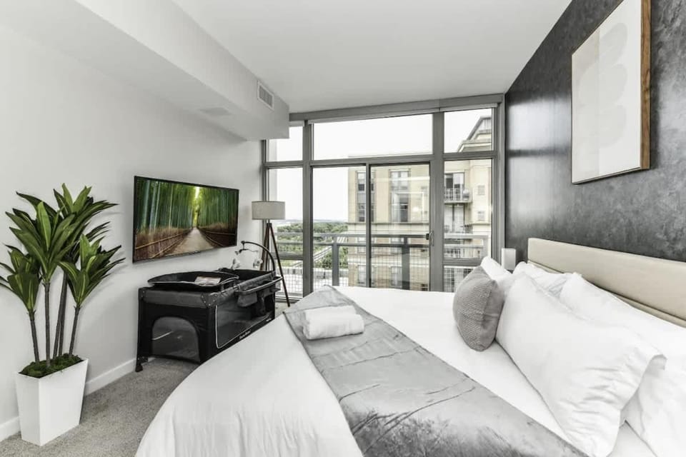 2BR Planespotter's Dream - Watch Planes fr King Bed Inn in Crystal City