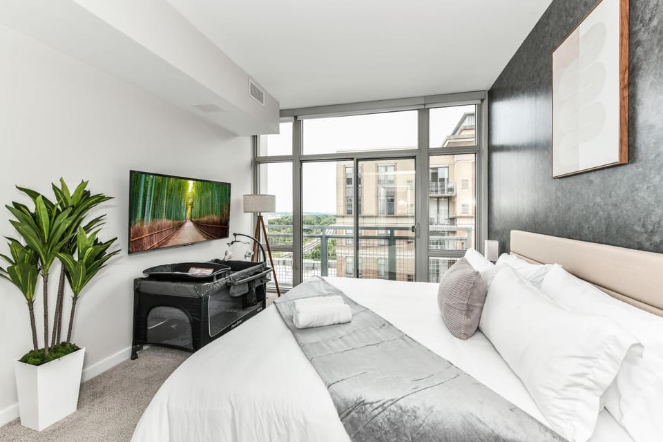 2BR Planespotter's Dream - Watch Planes fr King Bed Apartment in Crystal City