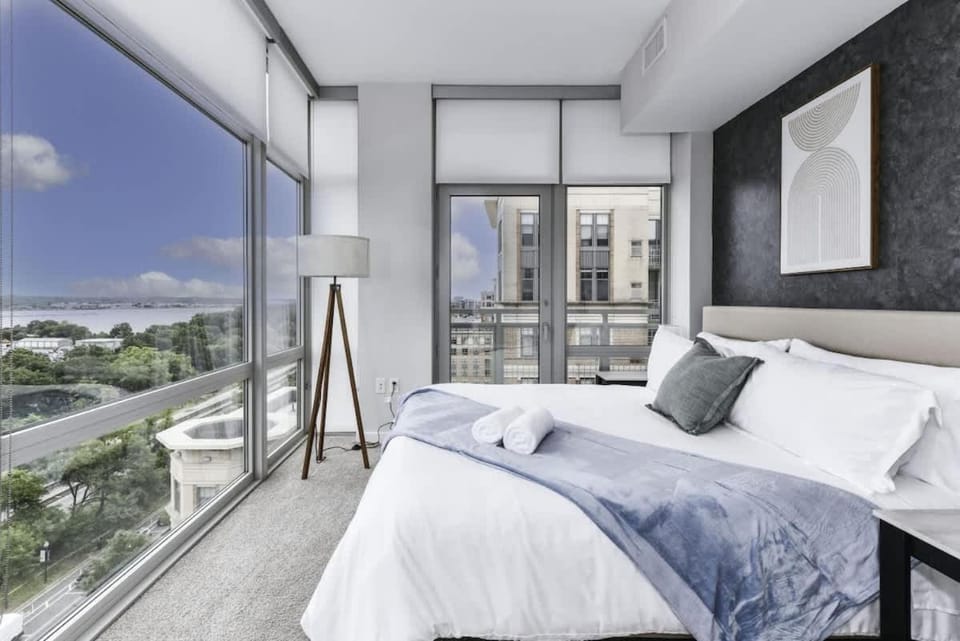 2BR Planespotter's Dream - Watch Planes fr King Bed Inn in Crystal City