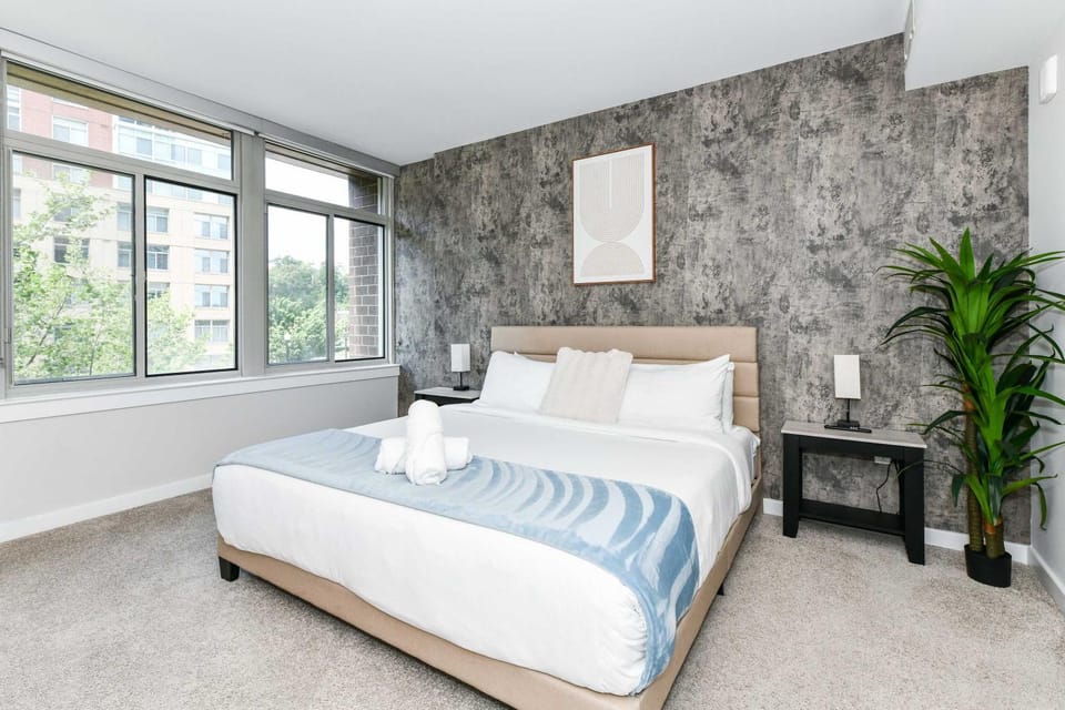 Stylish 2BR Retreat Gym Parkng and Scenic Rooftop Inn in Crystal City