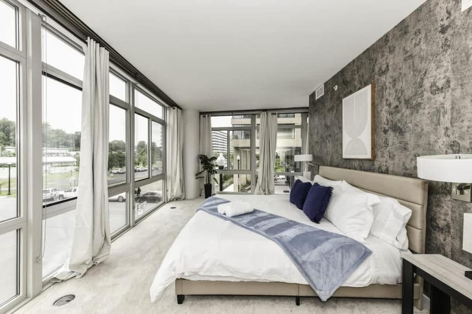 Posh 2BR Retreat Gym, Prkng and Scenic Rooftop Apartment in Crystal City