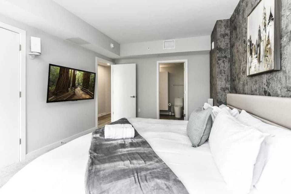 Posh 2BR Retreat Gym, Prkng and Scenic Rooftop Apartment in Crystal City