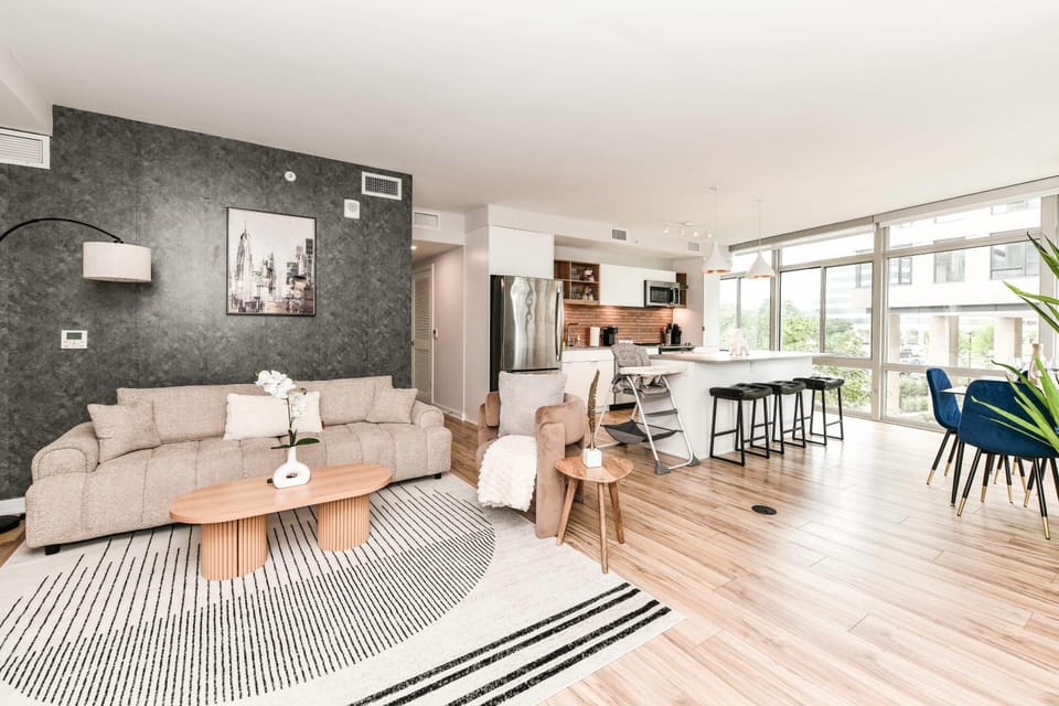 Posh 2BR Retreat Gym, Prkng and Scenic Rooftop Apartment in Crystal City
