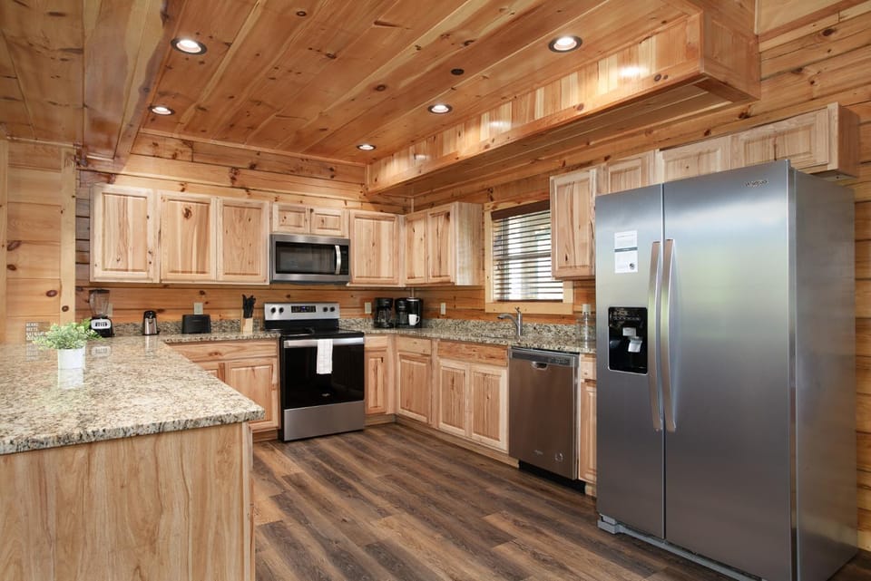 Spacious 5BR Retreat with Theater and Hot Tub House in Pigeon Forge