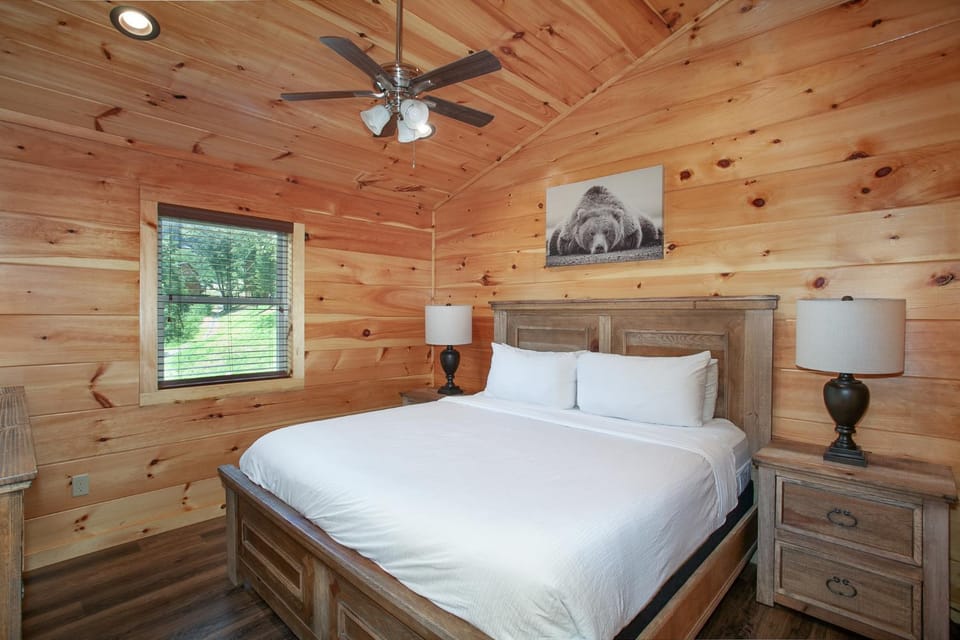 Spacious 5BR Retreat with Theater and Hot Tub House in Pigeon Forge