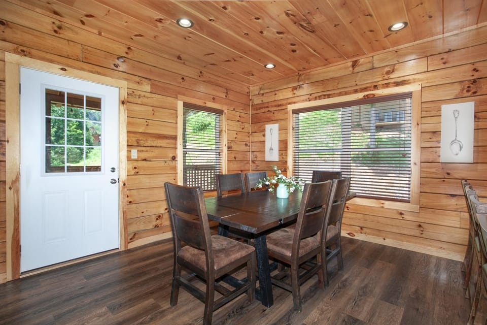 Spacious 5BR Retreat with Theater and Hot Tub House in Pigeon Forge