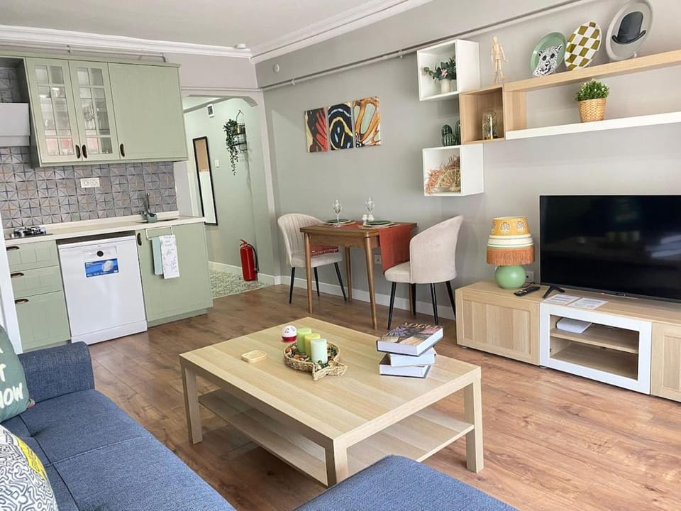 TV and multimedia, Kitchen or kitchenette, Living room, Seating area, Dining area, stove