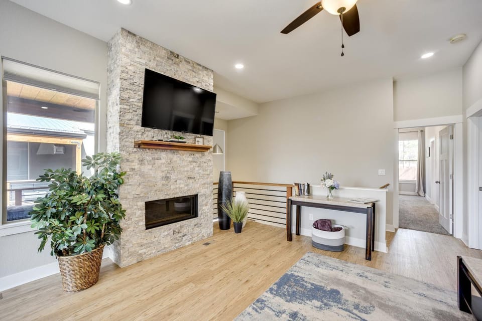 Dtwn Woodland Park Townhome w/ Covered Deck House in Woodland Park
