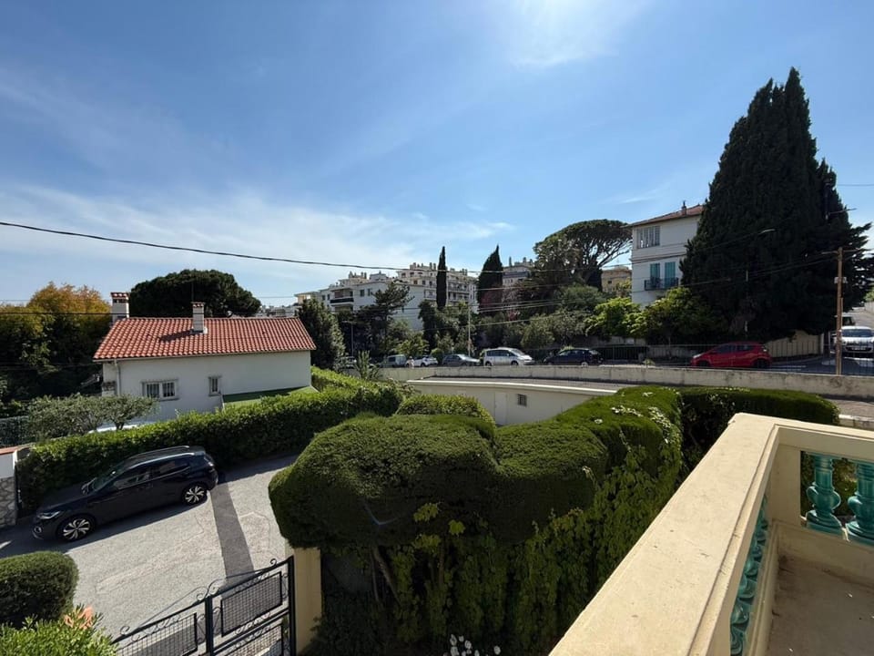 Neighbourhood, Location