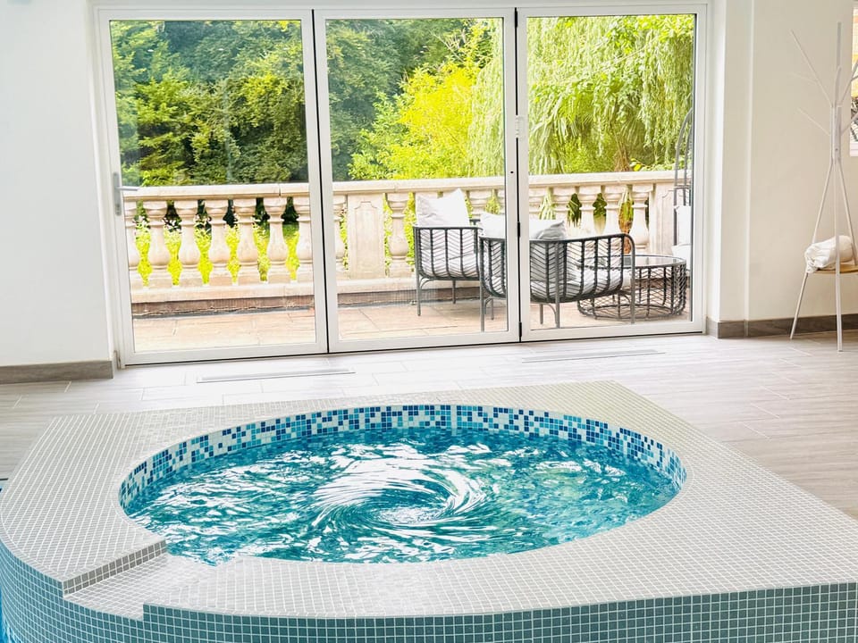 Patio, Hot Tub, Balcony/Terrace