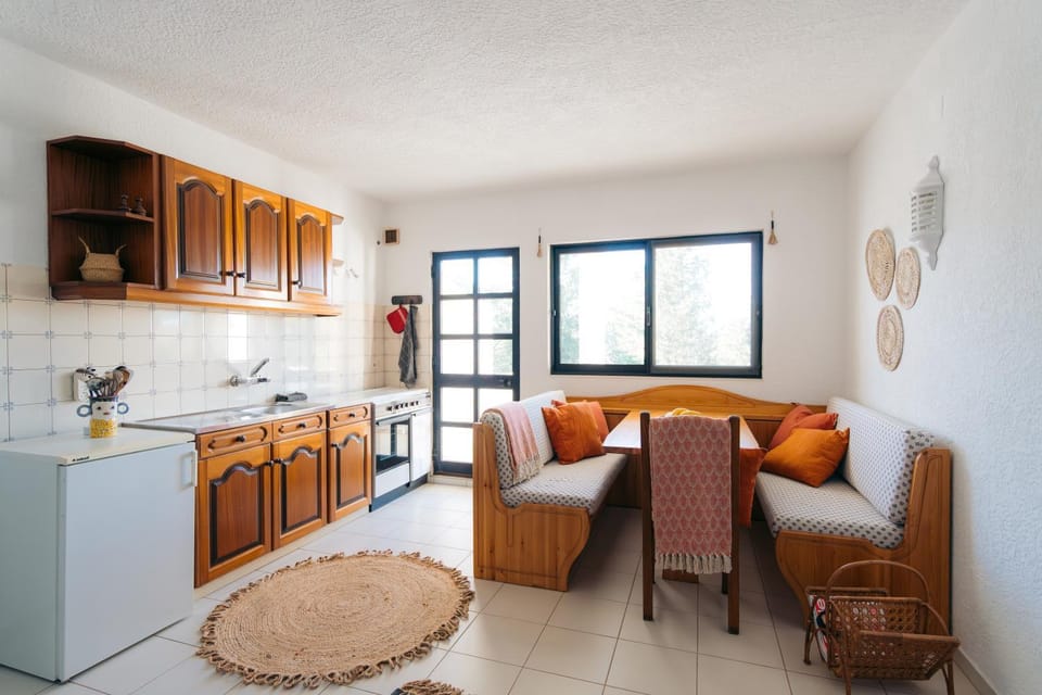 Kitchen or kitchenette, Seating area, Dining area