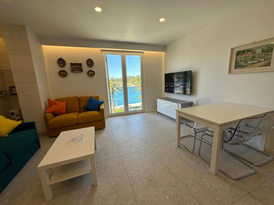 TV and multimedia, Living room, Seating area, Dining area