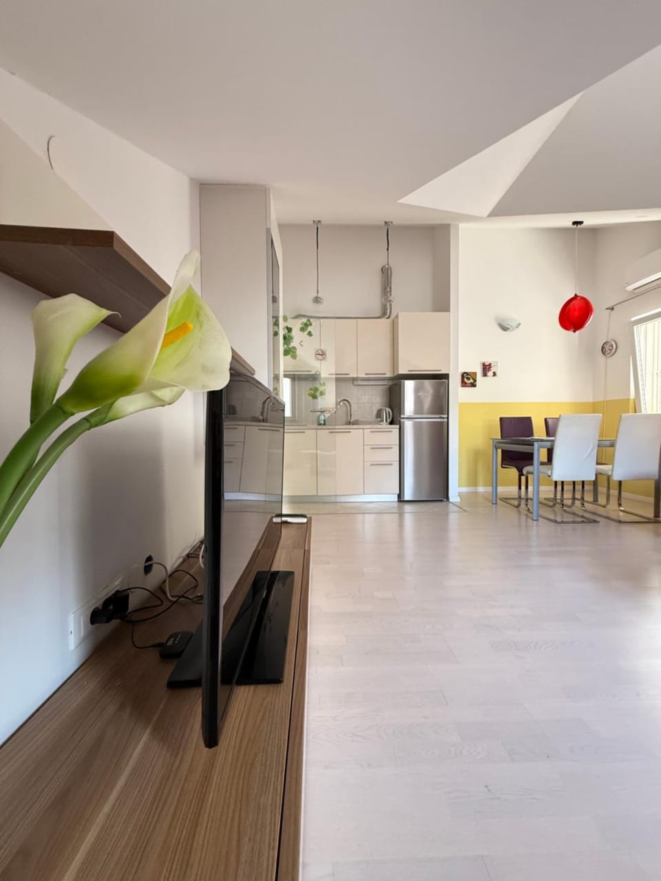 TV and multimedia, Kitchen or kitchenette, Living room, Seating area, Dining area